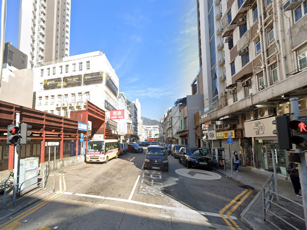 九龍城過路婦捱私家車撞，滾至另一車底後手部受傷送院。 (Google街景截圖)