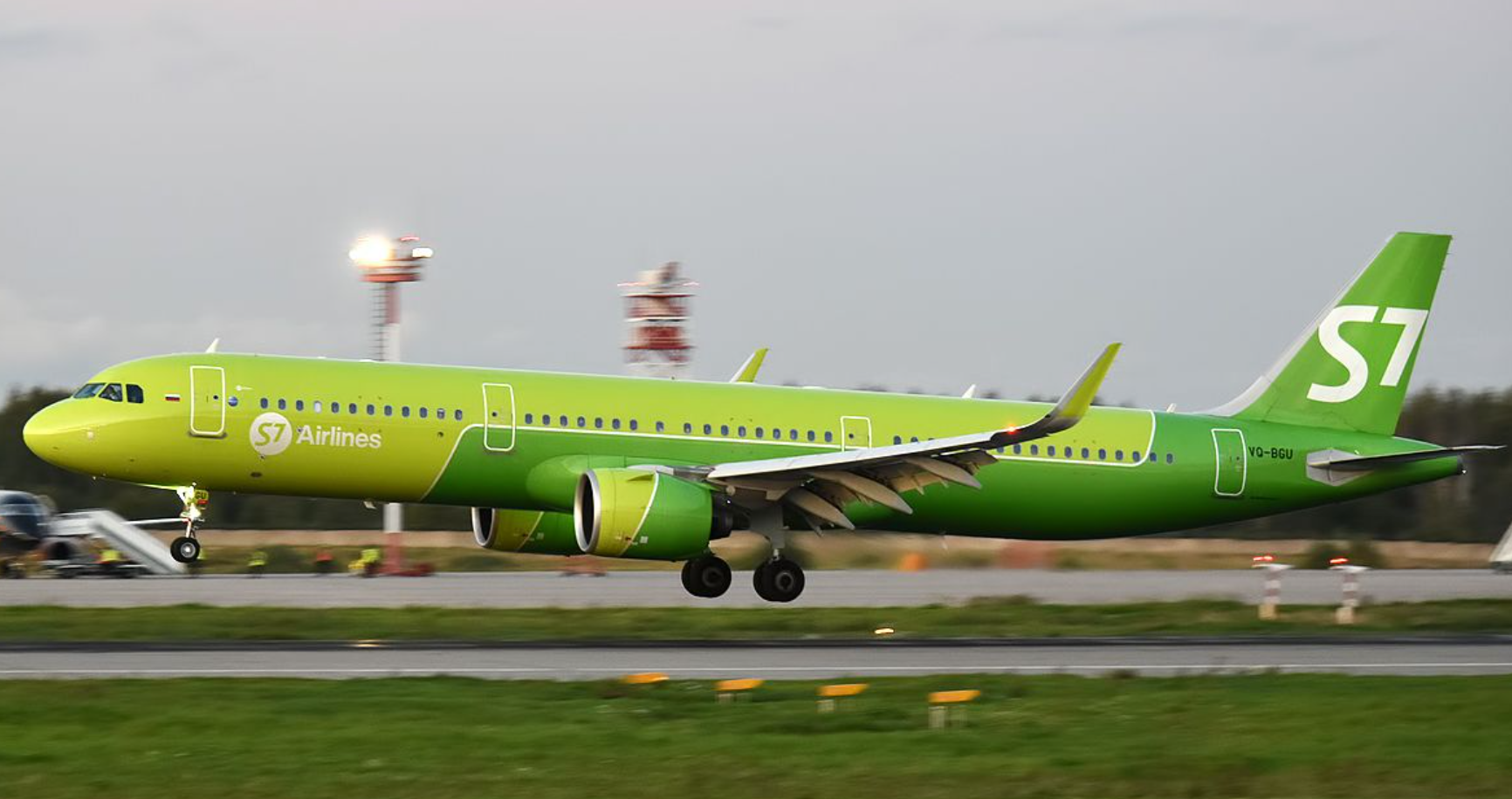  俄羅斯S7航空客機降落衝出跑道，涉事的是S7航空A321客機；圖為同型號飛機。(網上圖片/資料圖片)