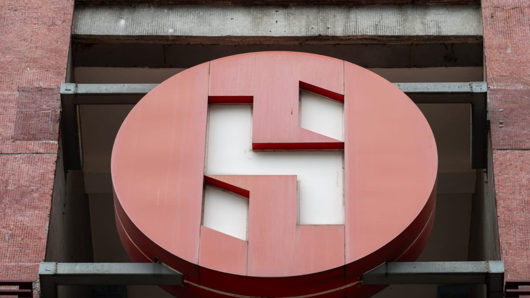 啟德房協地盤大判疑拖糧　50多名工人拉橫額追薪