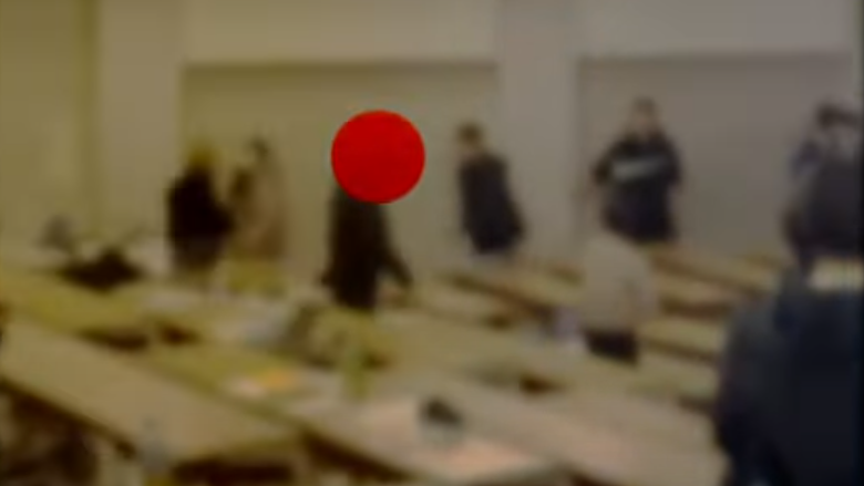 日本法政大學一名南韓留學生在課室內突然發爛。(影片截圖)