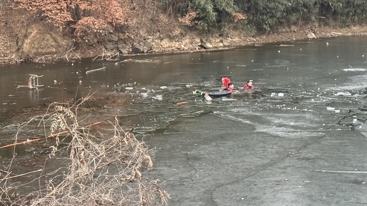 結冰水庫突崩裂！韓少年跳下救回4落水朋友後斃命