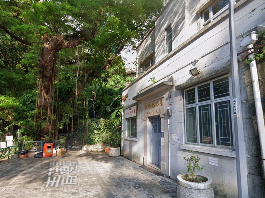 西環法定古蹟魯班廟被塌樹壓屋頂，消防到場鋸樹。(Google街景截圖)