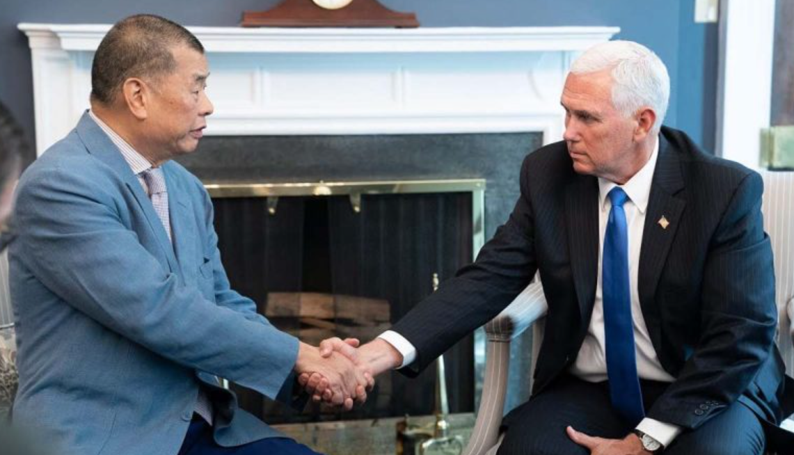 報道指美國前副總統彭斯日前在香港出席商業活動的時候，就黎智英案作出評論，圖為二人2019年在華盛頓會面。(資料圖片)