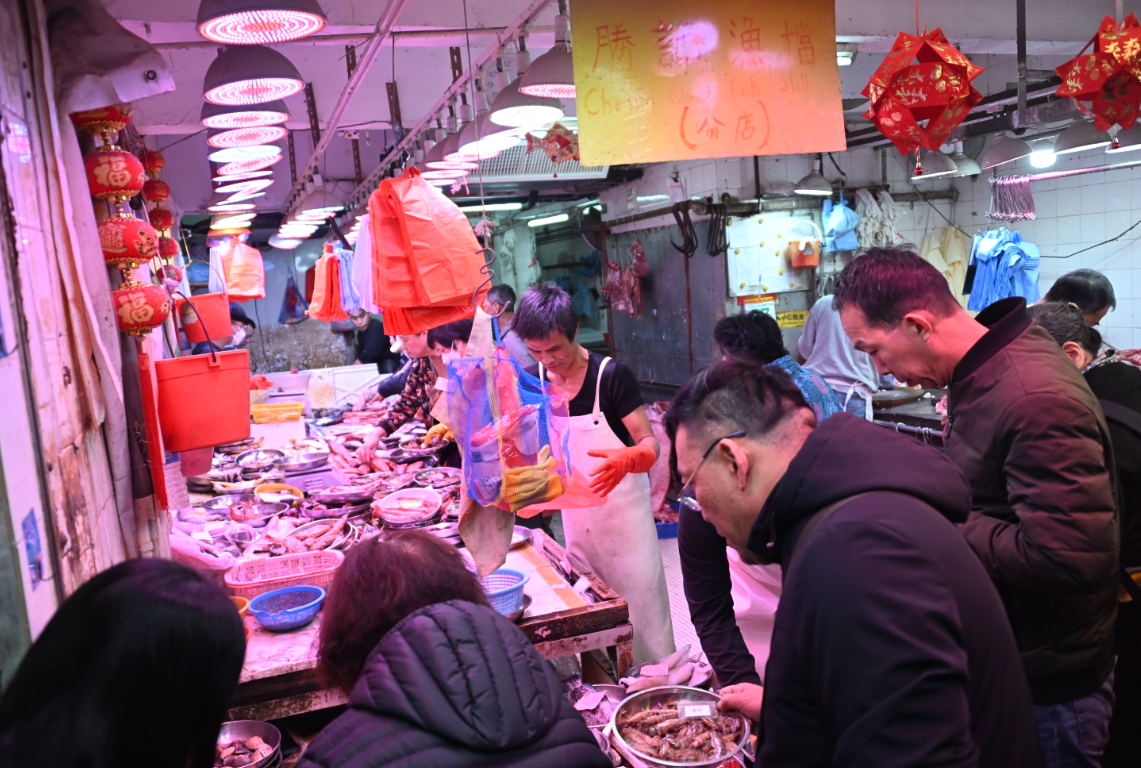  北角春秧街，大批市民在除夕當天選購新鮮食材。　中通社
