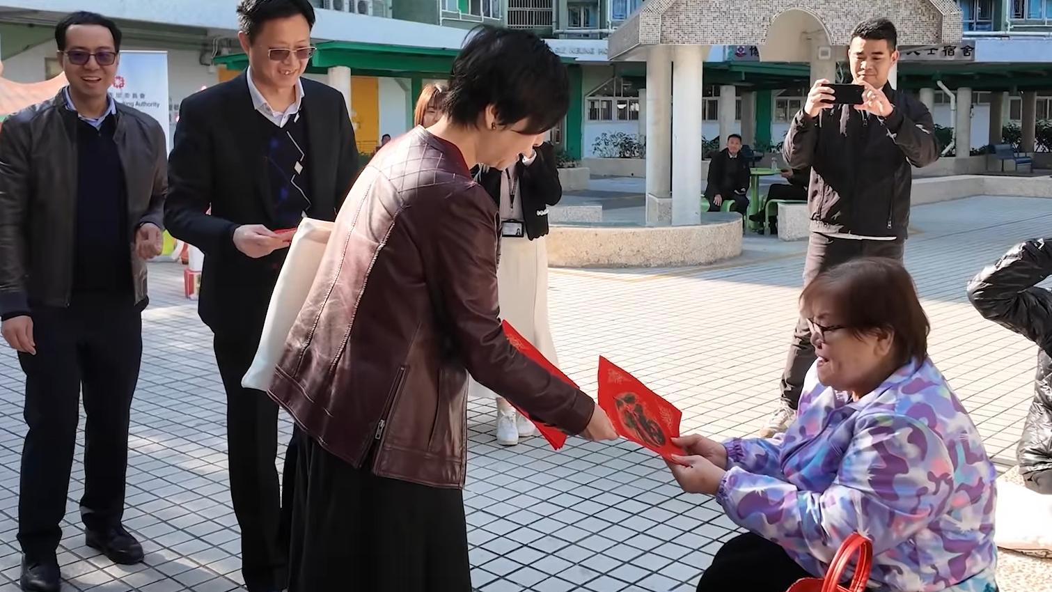 房屋局局長何永賢探訪小西灣邨。(影片截圖)