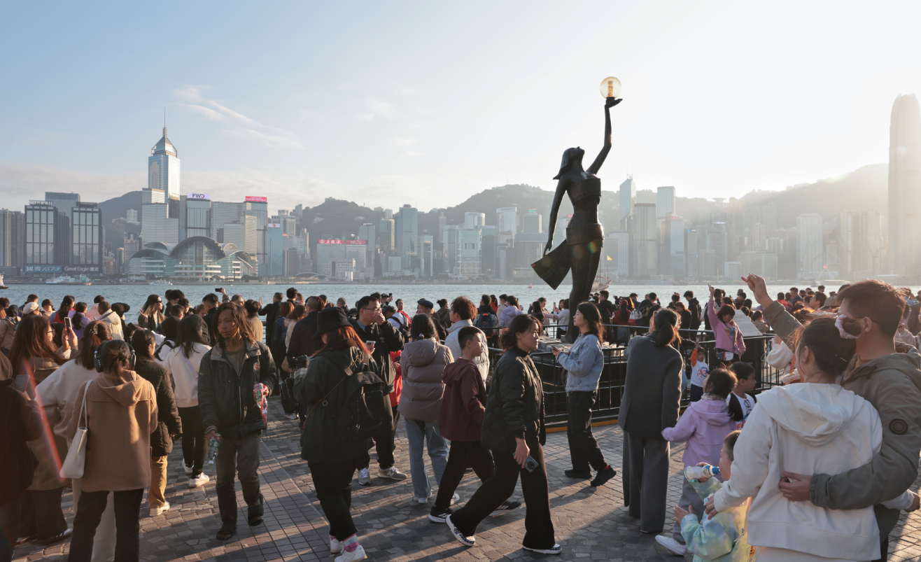農曆新年尖沙咀人頭湧湧，大批市民和遊客外出遊玩。(中通社)