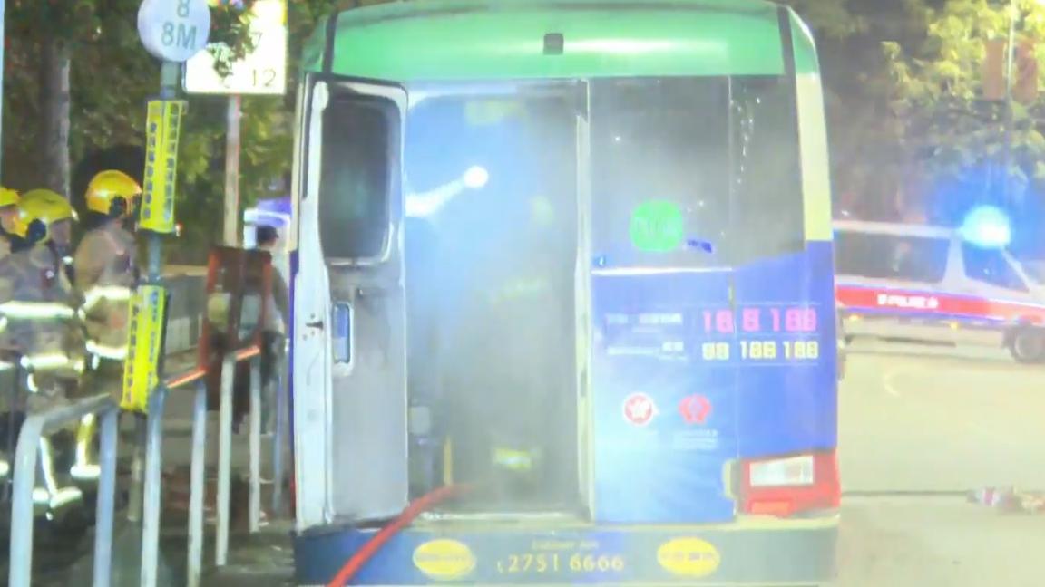 何文田專線小巴起火無人受傷，警暫列縱火。(有線新聞截圖)