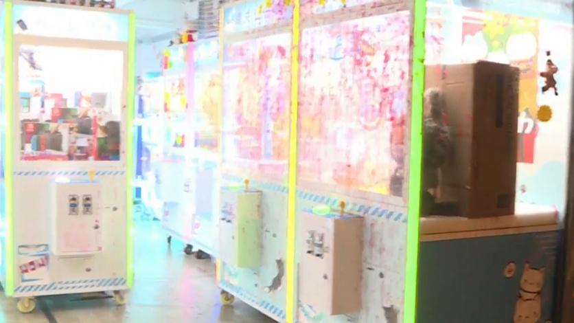 旺角夾公仔店被淋紅油，警查閉路電視追緝口罩男。(有線新聞截圖)