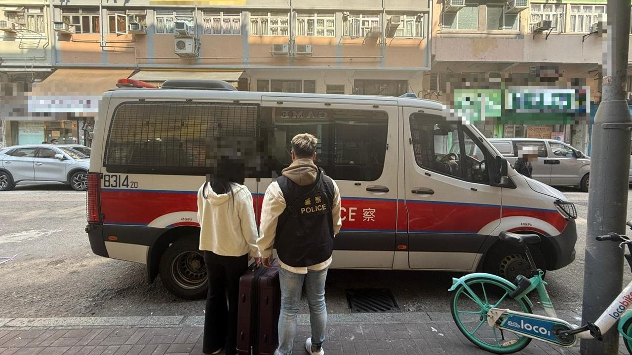 警大埔及上水唐樓劏房掃黃拘3名內地女子，檢避孕套及毛巾。(警方圖片)