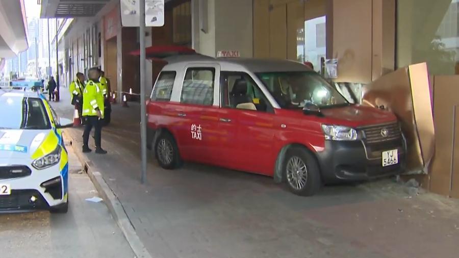 九展對開的士剷上行人路撼牆，66歲男司機送院不治。(有線新聞截圖)