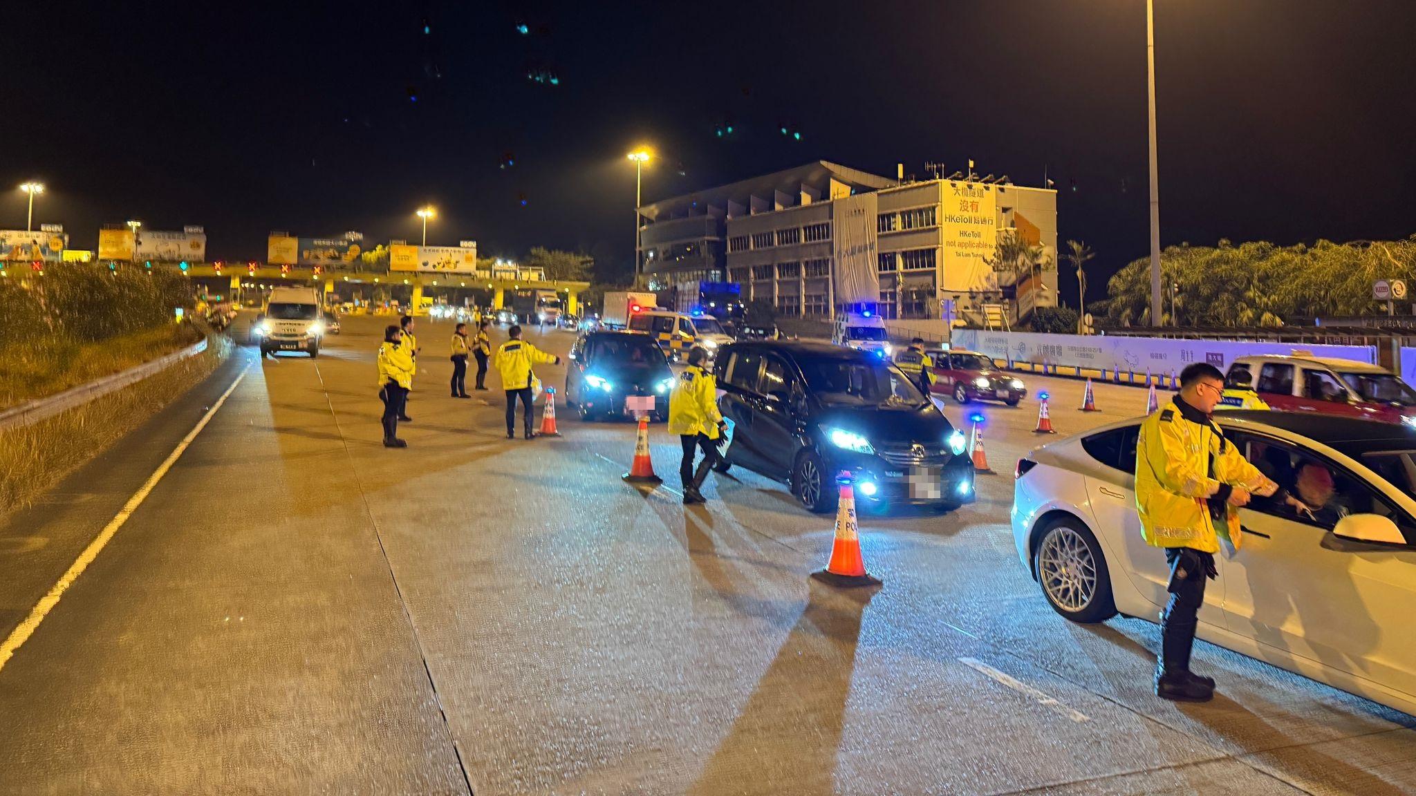 警方新界北拘7人涉毒駕醉駕，檢50粒太空油煙彈。(警方圖片)