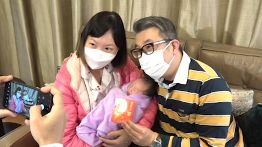 踏入蛇年，女嬰仁安醫院0時0分出世重3.02公斤。(香港電台截圖)