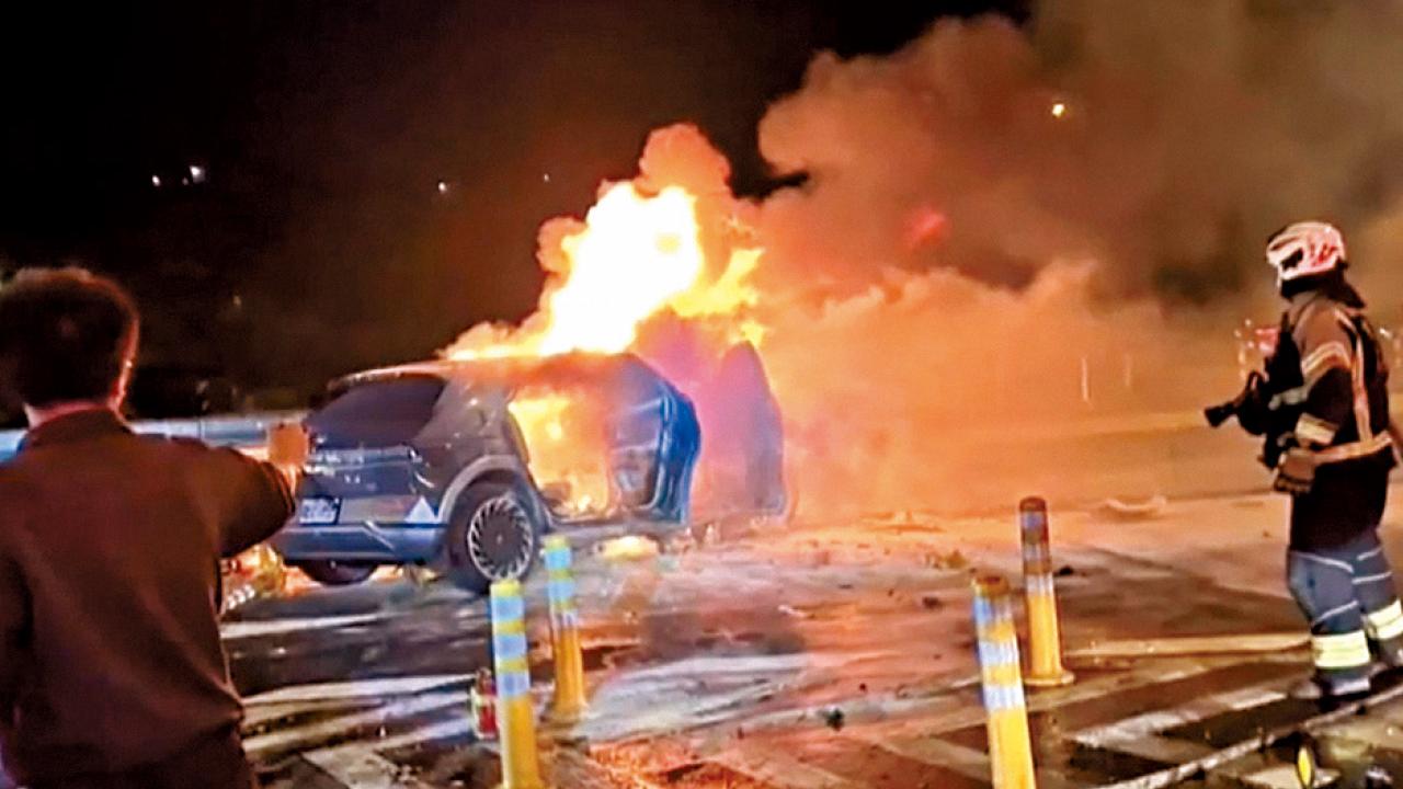 台電動車撞分隔島爆炸 夫婦接載6童 4死4傷