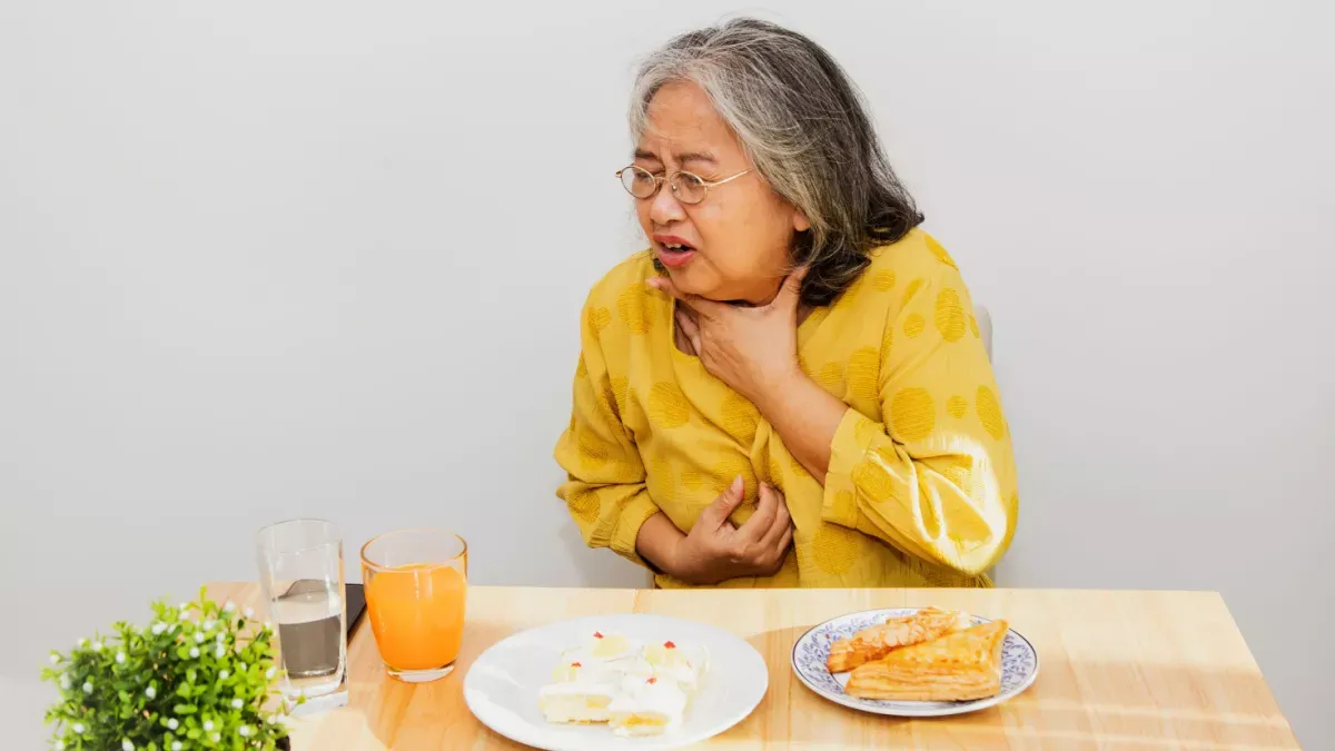 若出現吞嚥困難、胸痛、體重減輕等警號，應立即就醫接受內視鏡檢查，把握黃金治療時機。