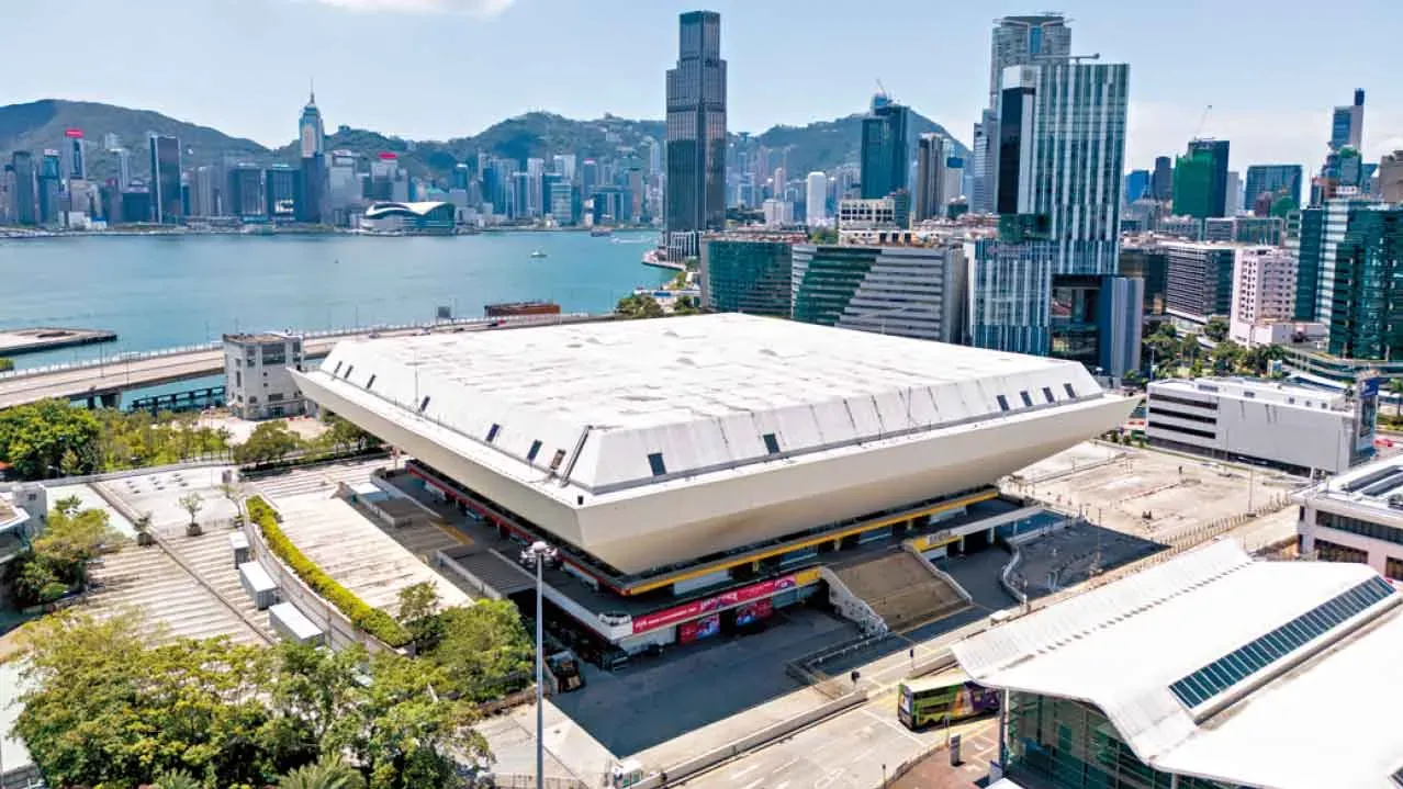 羅淑佩說，由於啟德體育園啟用後表演場地有所增加，當局正檢討紅館和伊館的定位，有結論會盡快公布。