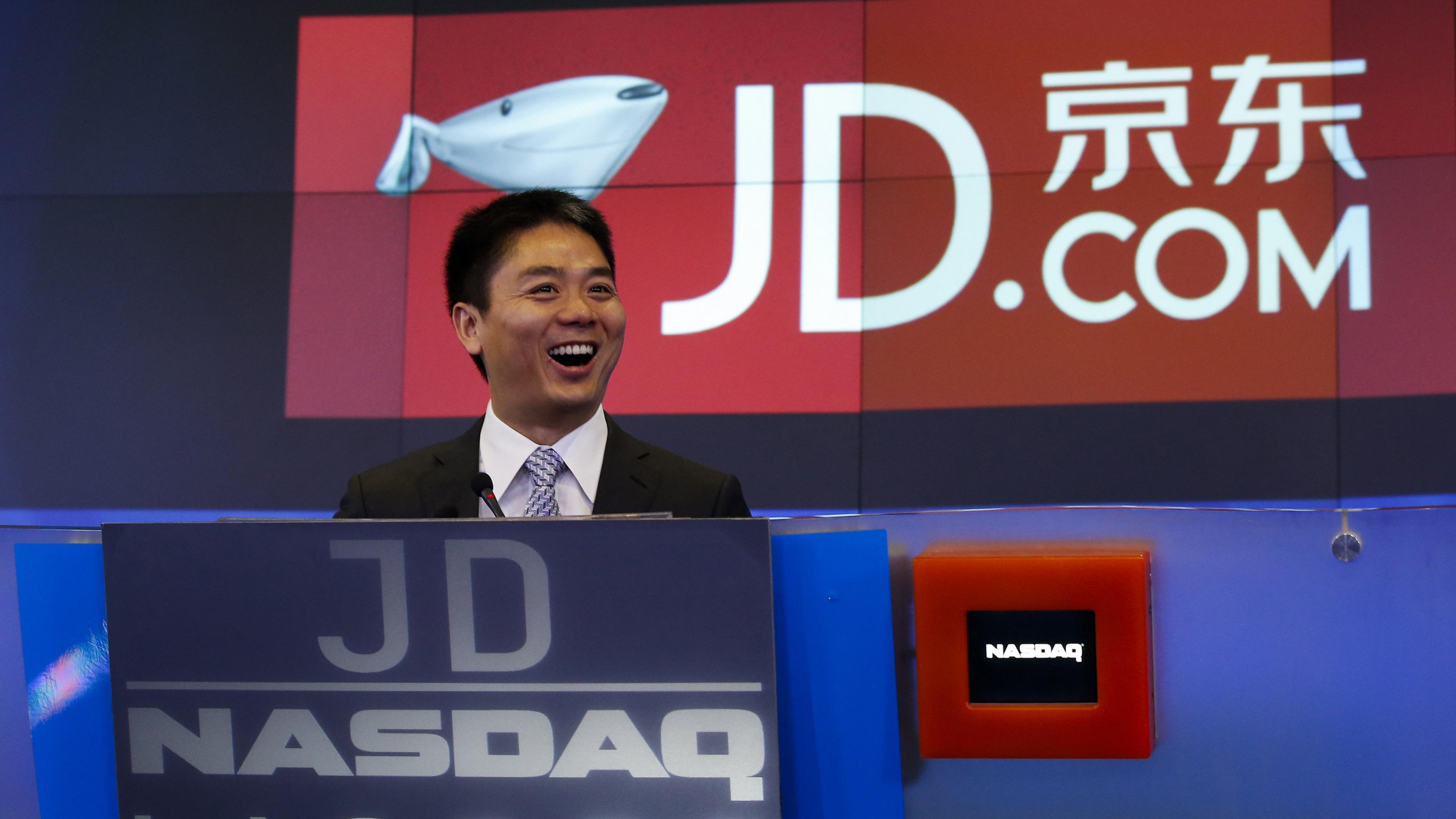 劉強東再回鄉派利是 其小學老師每人獲10萬人幣