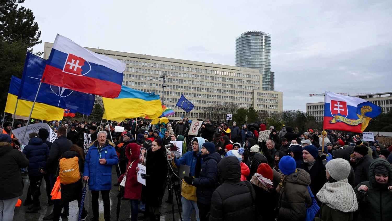 斯洛伐克人抗議總理菲佐與俄羅斯總統普京會面。(路透社)