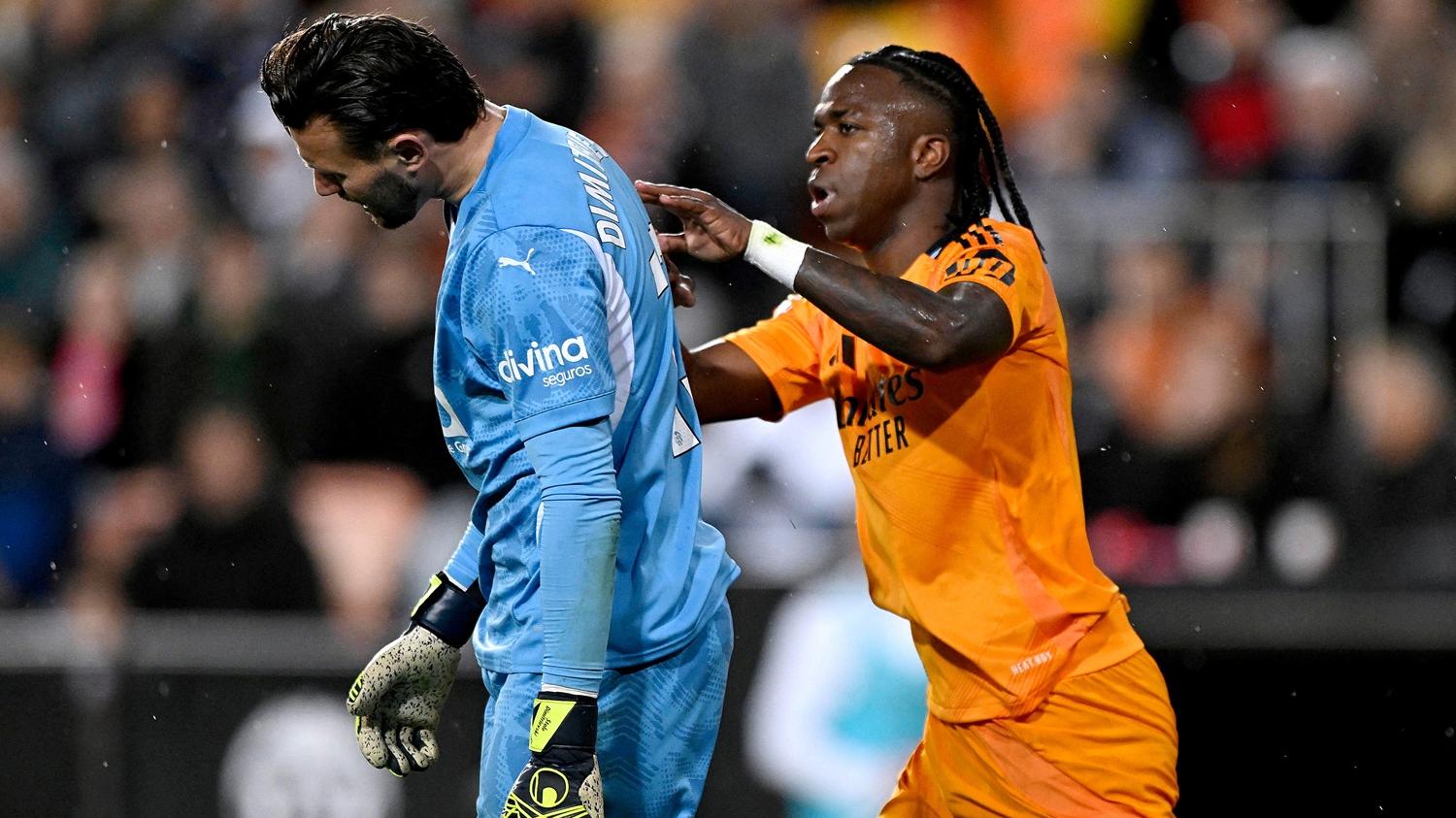 雲尼斯奧斯在對華倫西亞時推跌對手門將被罰紅牌。(路透社)