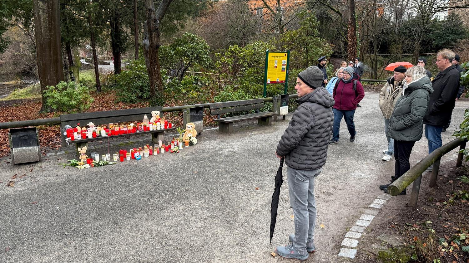 德國人到公園悼念遇刺兩名死者。(路透社)