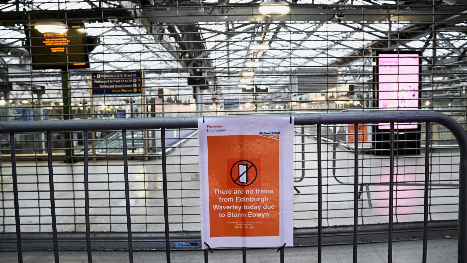風暴伊奧文吹襲英國，蘇格蘭愛丁堡的車站封閉。(路透社)