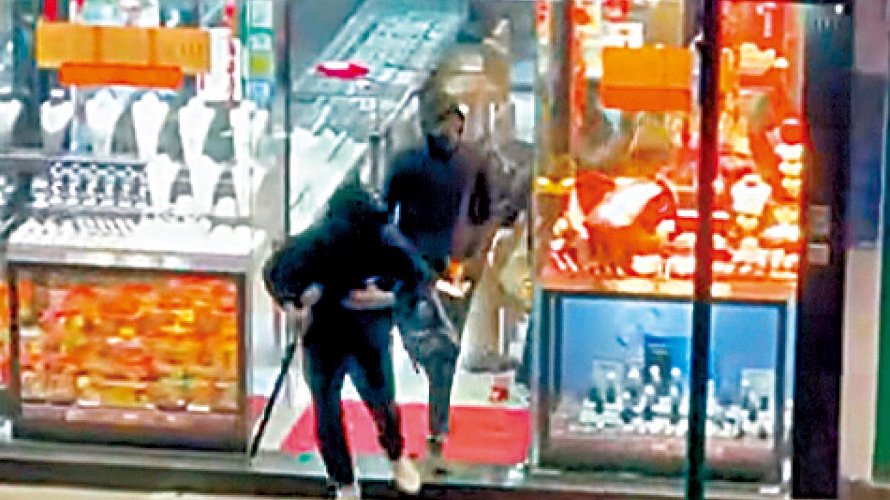 上水金行劫案 失150萬金飾 23歲非華裔落網 追緝在逃者