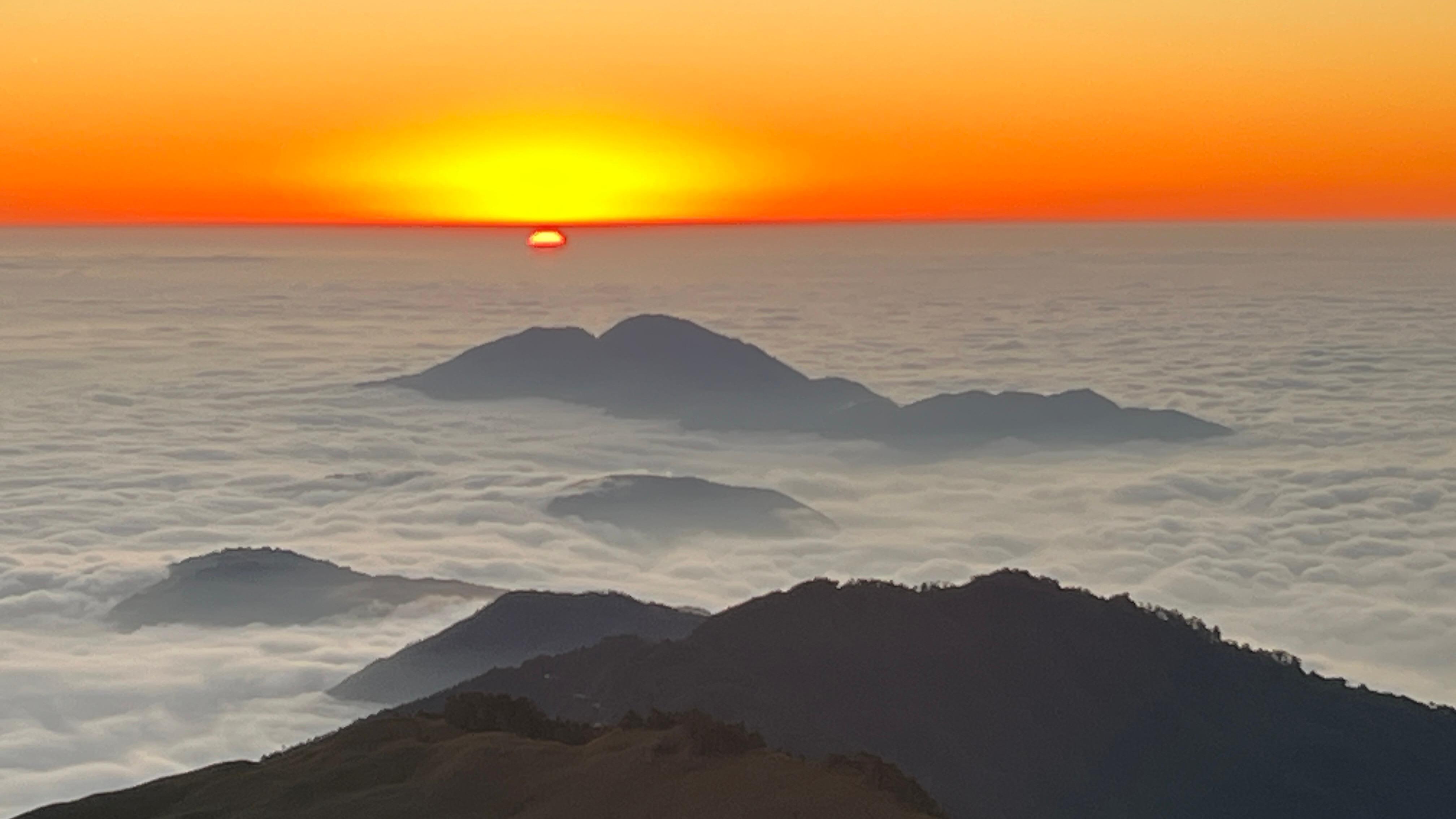 日落西沉入雲海