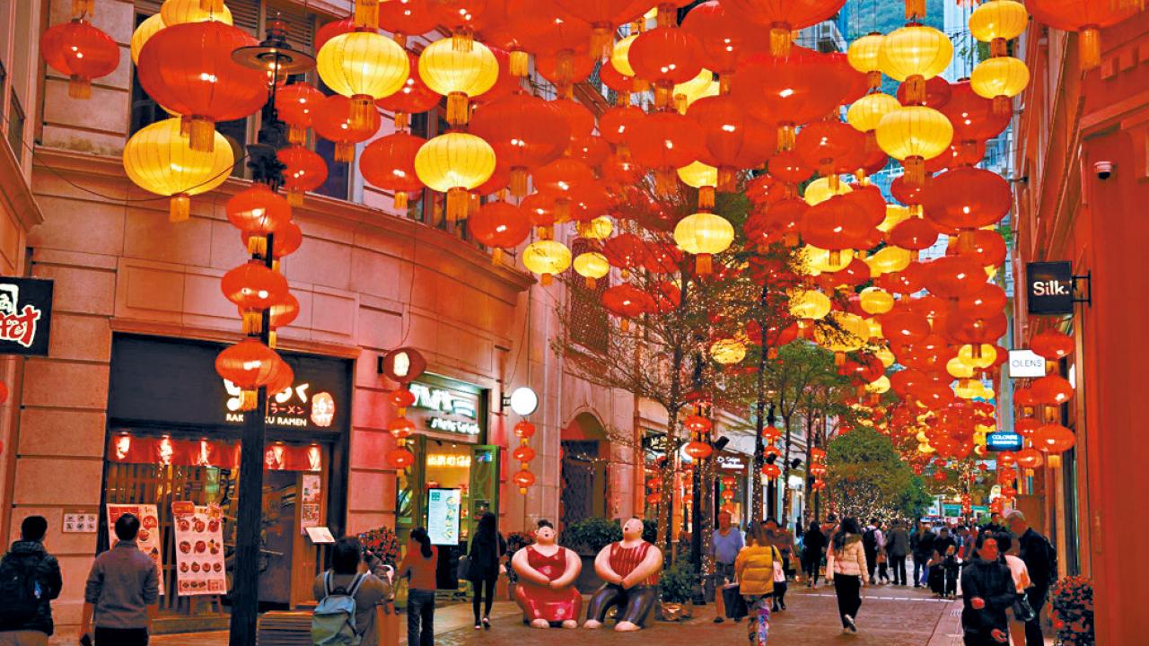 利東街迎新春 喜慶燈海照亮蛇年