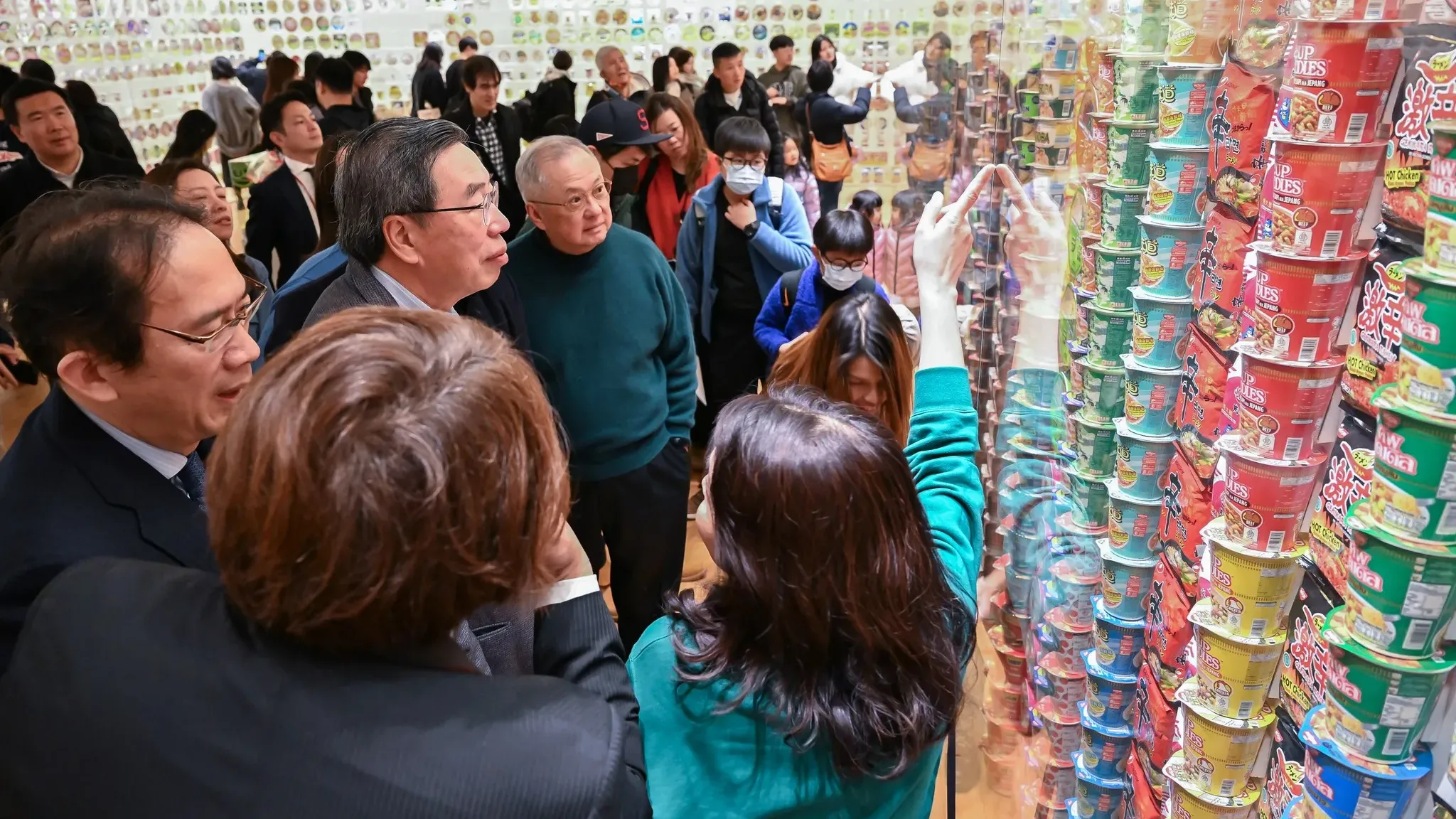 立法會考察團到日本乘商務艙，備受爭議