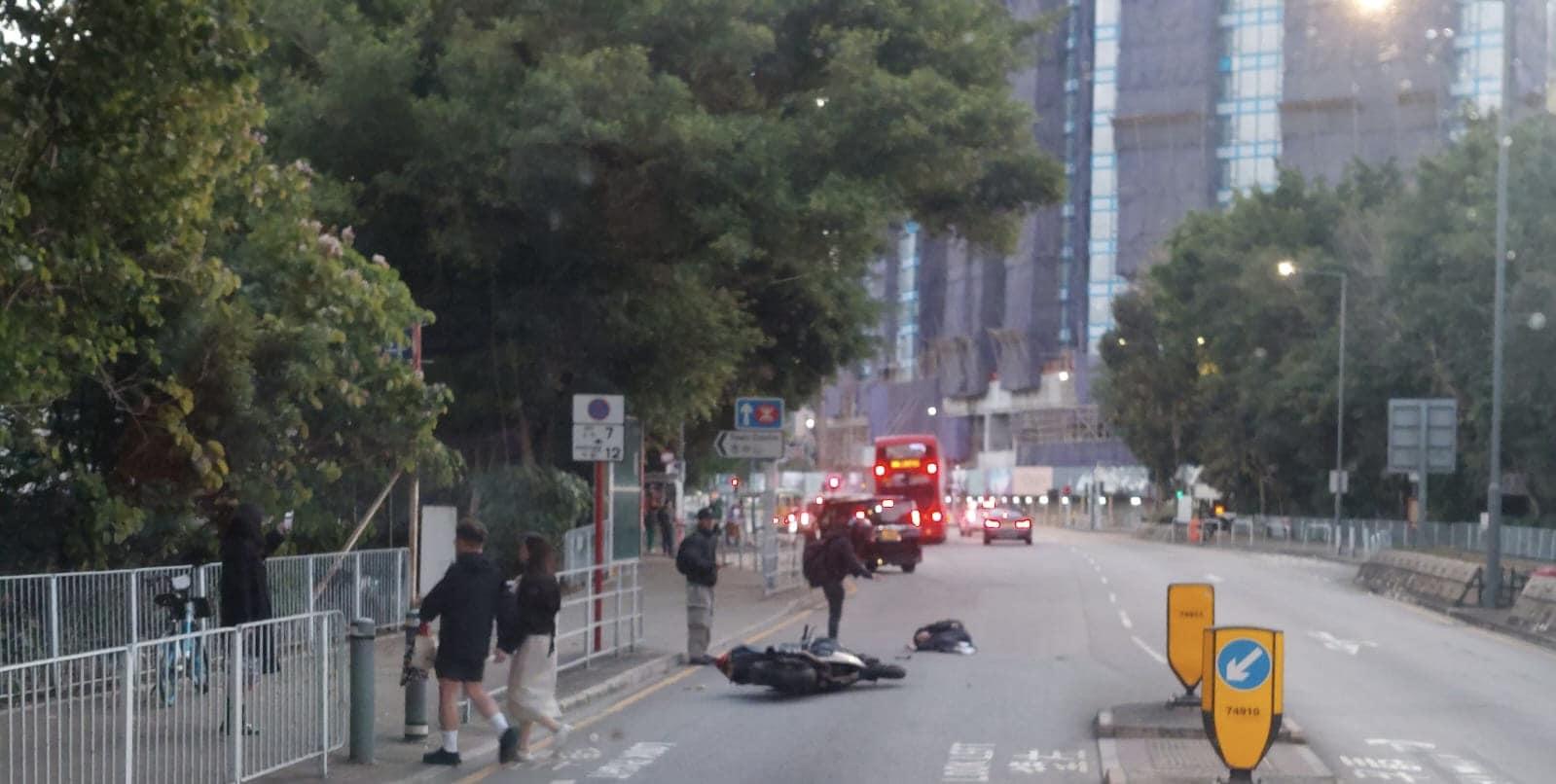 元朗大棠一名中學男生遭電單車撞倒。（fb「馬路的事 (即時交通資訊台)」圖片）