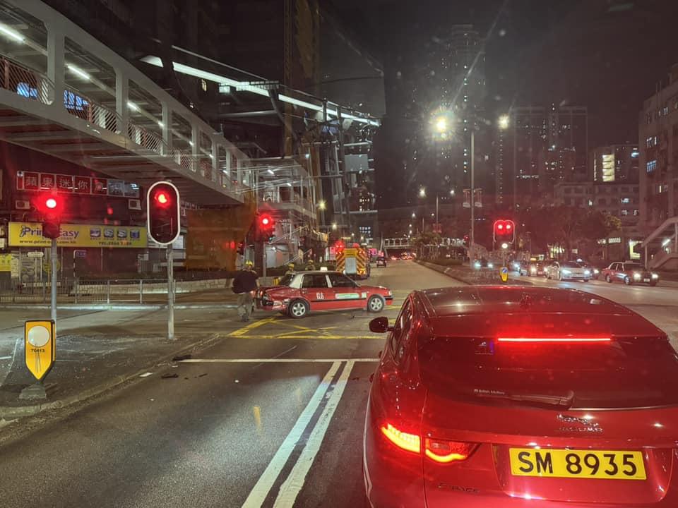 荃灣大涌道沙咀道交界兩的士相撞。（fb「馬路的事 (即時交通資訊台)」圖片）