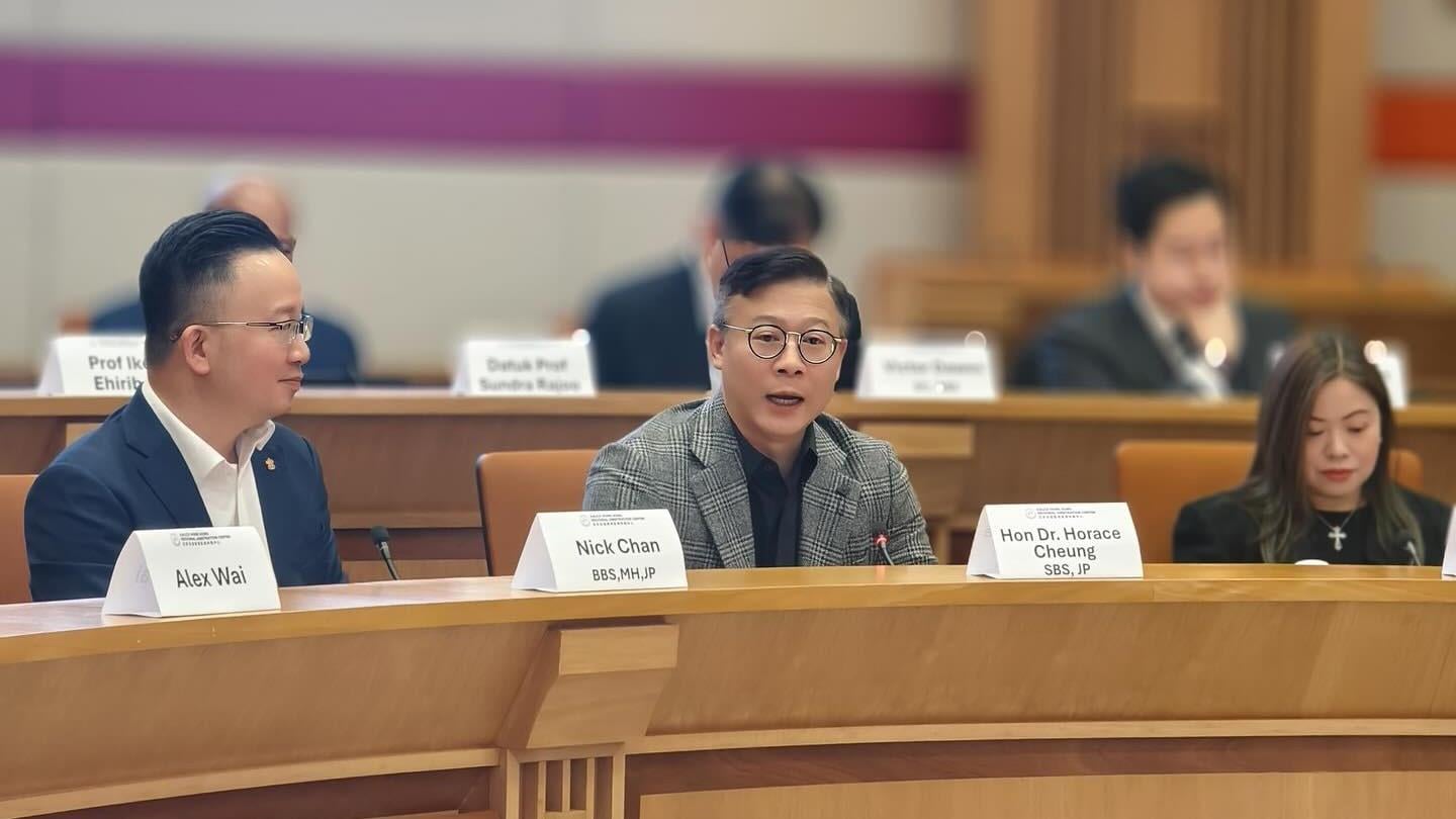 張國鈞(中)指香港在發展體育爭議仲裁和調解方面極具潛力