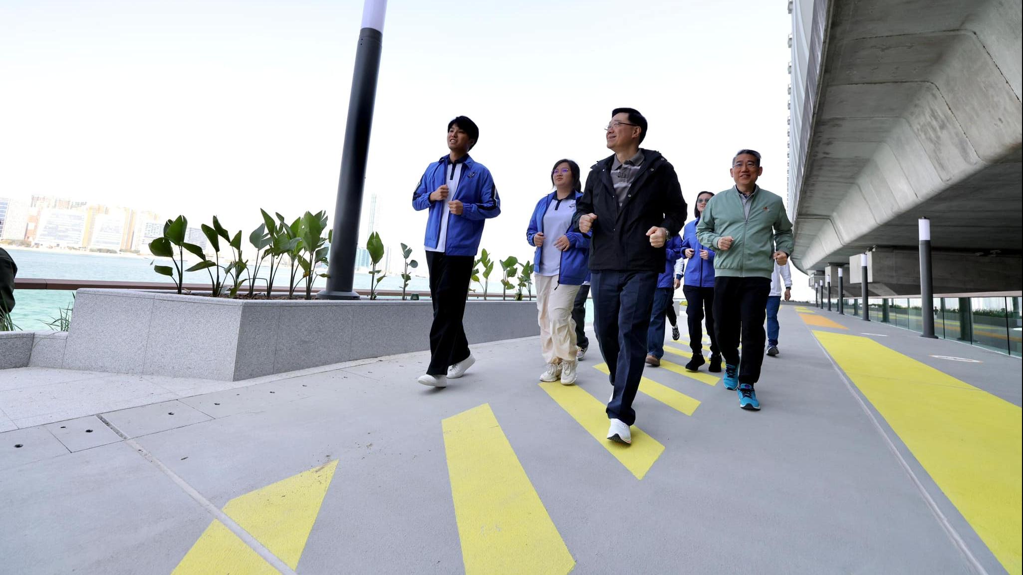 李家超在東岸板道緩跑及踩單車，市民稱為「放電」好去處