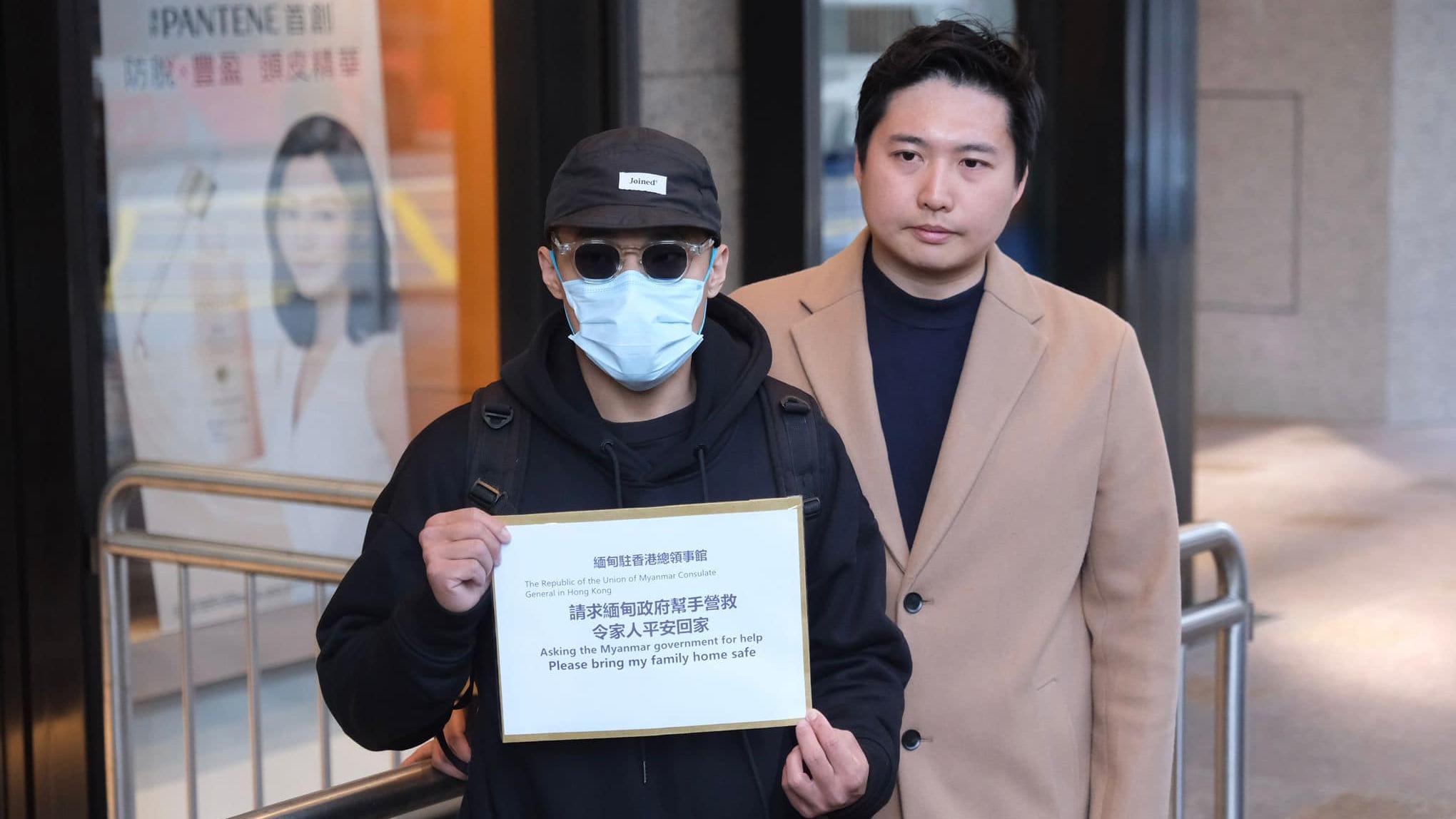 前公民黨油尖旺區議員余德寶(右)幫助受害者家屬聯絡各單位