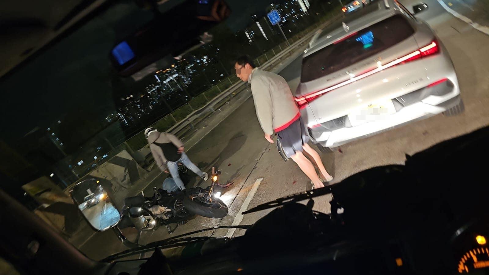 龍翔道近畢架山花園4分鐘內發生兩宗車禍。（fb「車cam L（香港群組）」圖片）