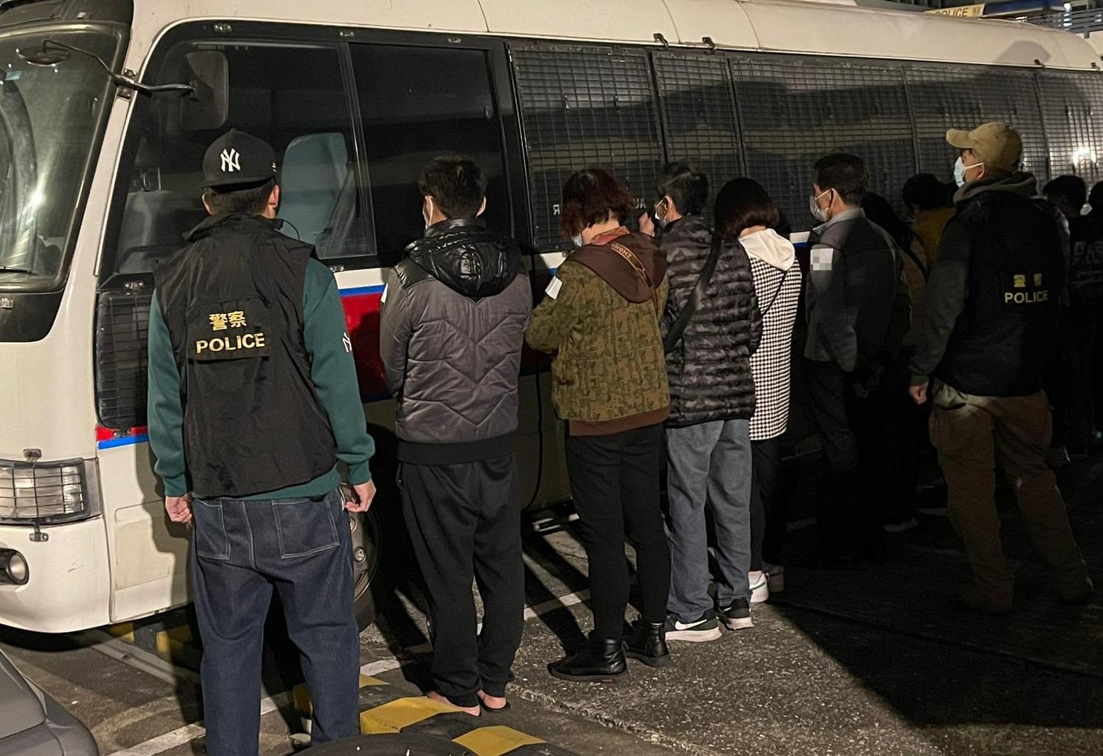 警方於上水搗破非法百家樂賭檔，拘捕35人。(警方圖片)