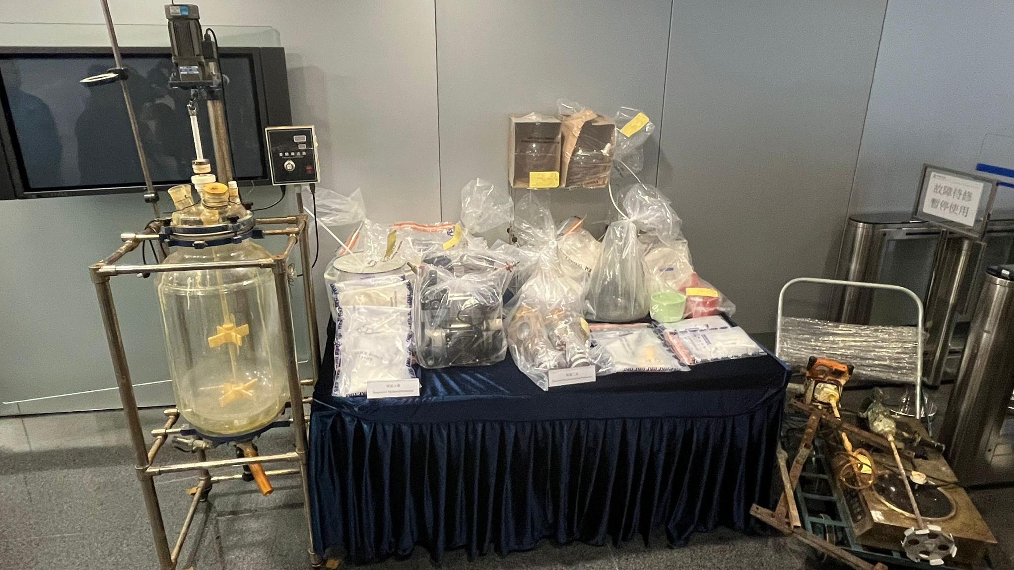 警方在落馬洲搗破製毒實驗室，檢獲31公斤原材料，約值1,900萬元