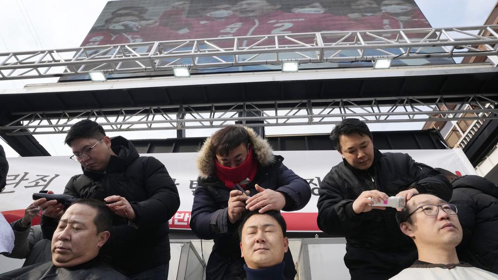 尹錫悅支持者周三集體剃頭，反持彈劾尹錫悅。(美聯社)