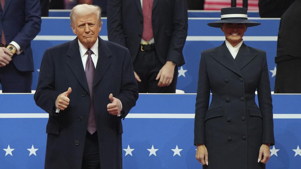 特朗普就職典禮上，梅拉尼婭一身簡約型格的深藍修腰套裝，配襯同色系闊邊帽子，令人驚艷。(美聯社)