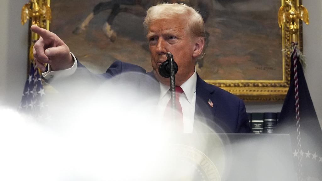 特朗普周二在白宮羅斯福廳會見資訊科技界龍頭公司高層，並發表講話。(美聯社)