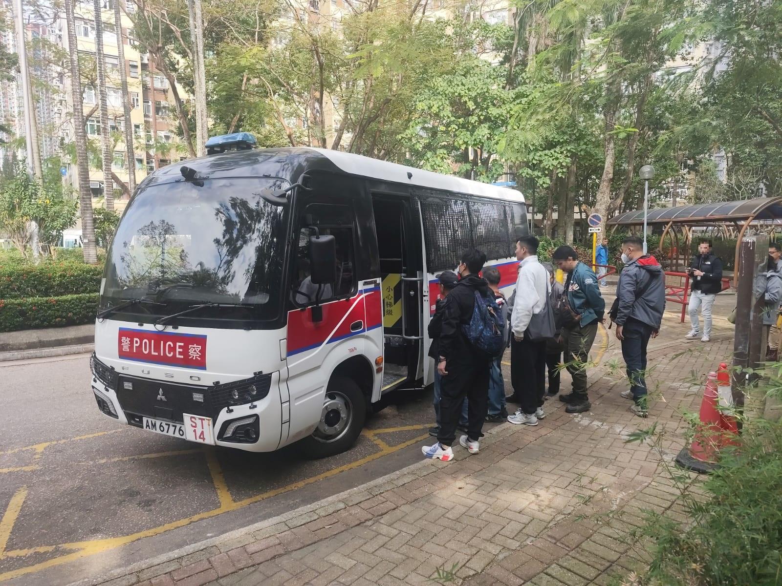 警顯徑邨搗「老人賭檔」，4名老翁被捕。（警方圖片）