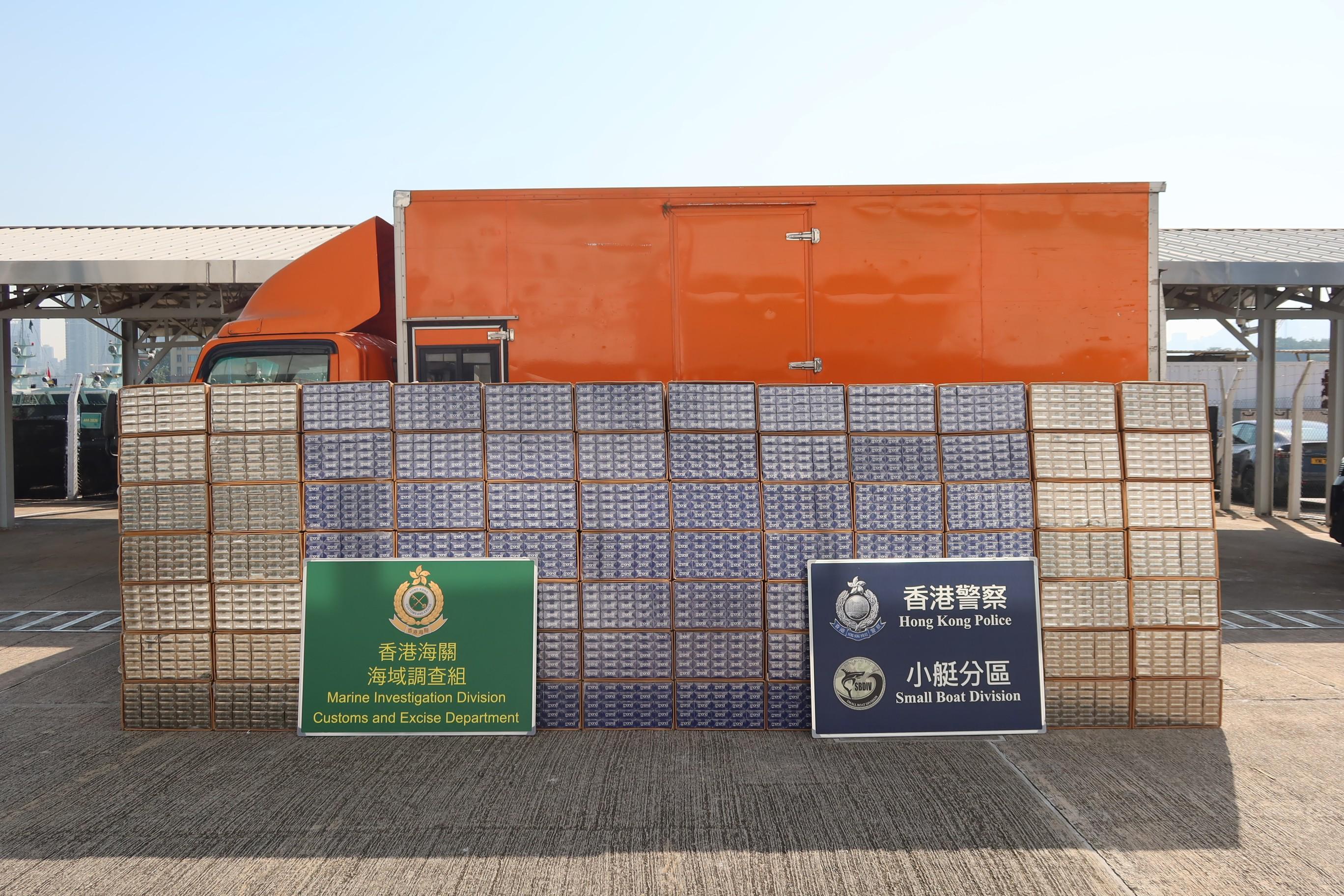 水警聯同海關香港仔反走私，檢182箱私煙並扣查涉案貨車。(警方圖片)