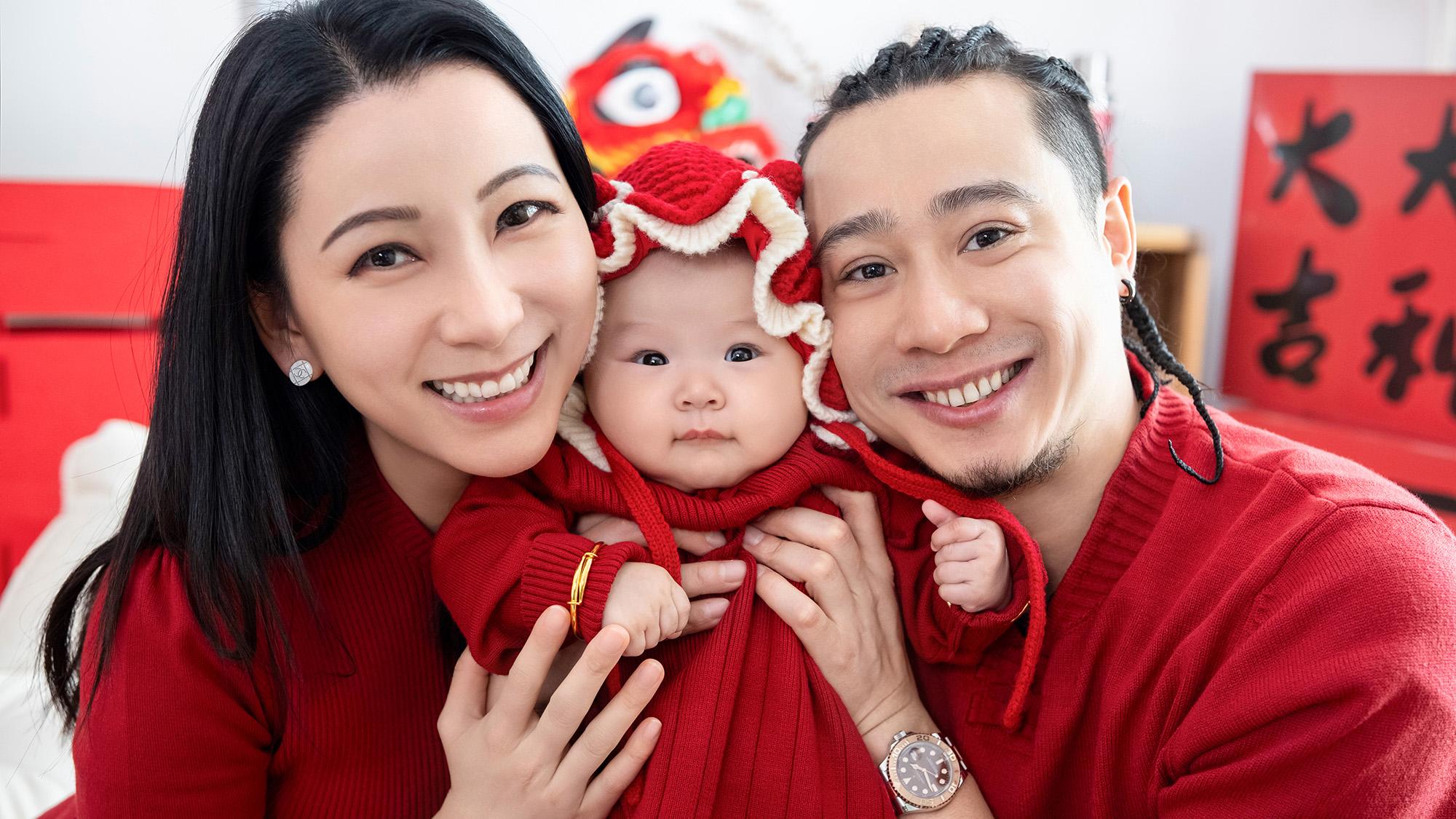 文凱玲一家三口影賀年相 B女將道具不停送入口