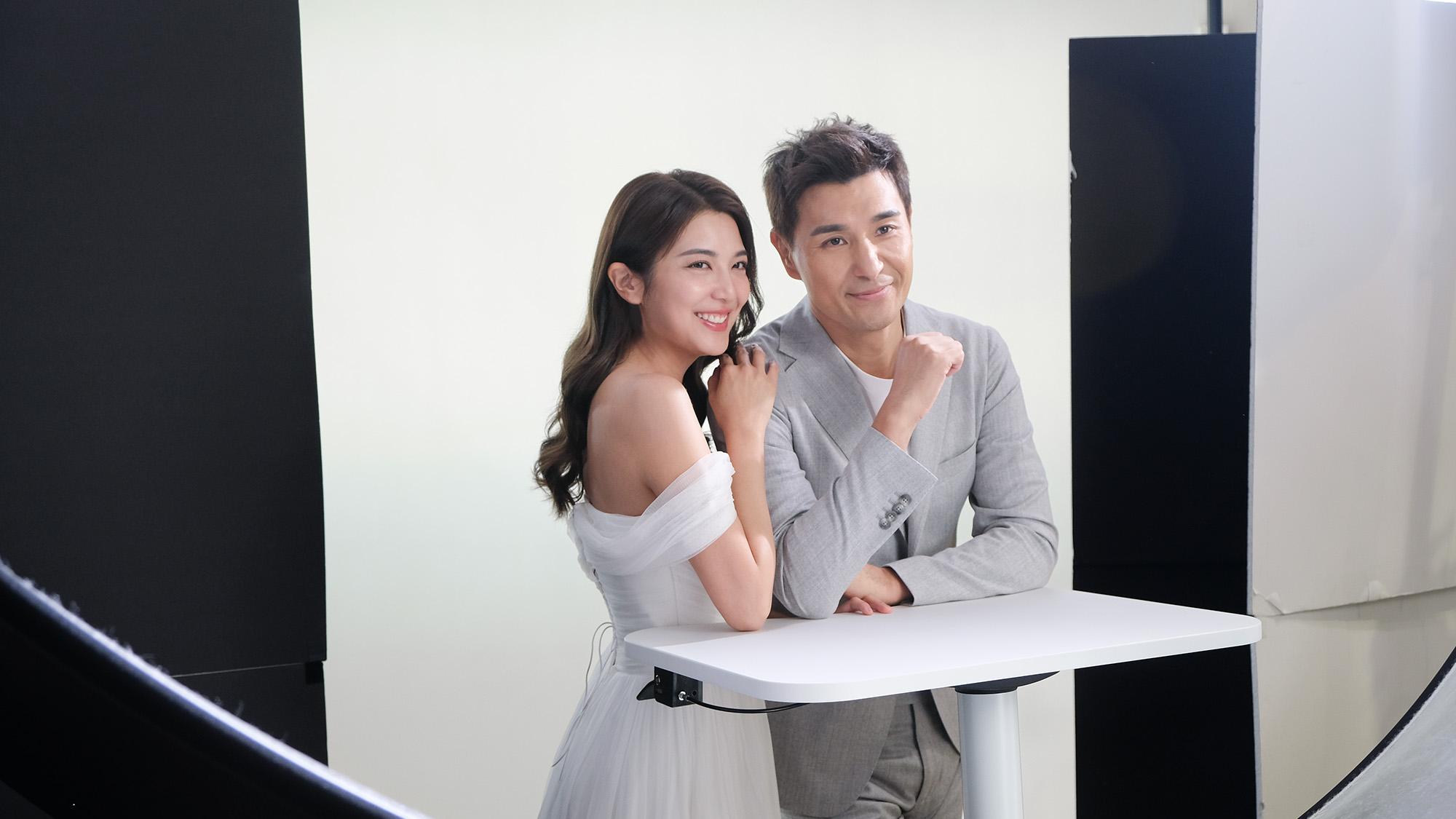 陳展鵬單文柔夫妻檔做代言 拍廣告照狂放閃彈令工作人員閃盲