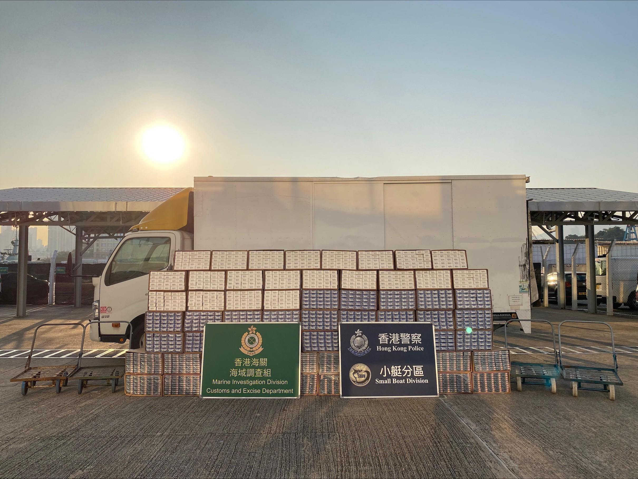 水警聯同香港海關在西貢和赤柱一帶進行反走私行動，偵破兩宗走私案件。(警方圖片)