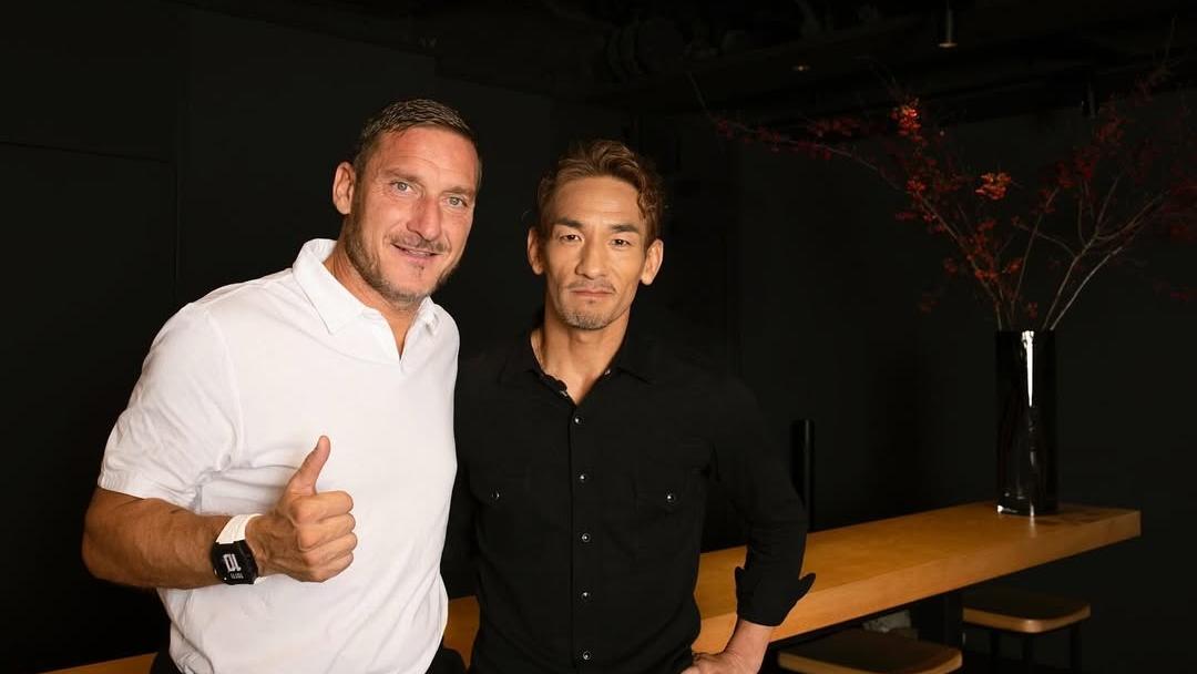 前日本國腳中田英壽與羅馬舊隊友托迪。(中田英壽IG)