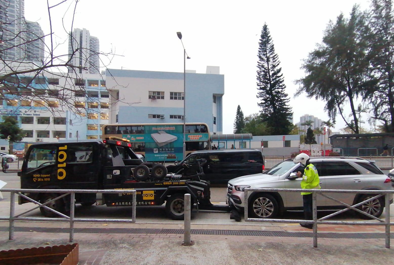 警方拖移兩輛造成嚴重阻塞的車輛。(警方圖片)