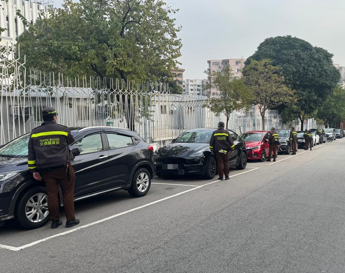 人員共發出超過1,200張定額罰款通知書，主要涉及違例泊車(警方圖片)