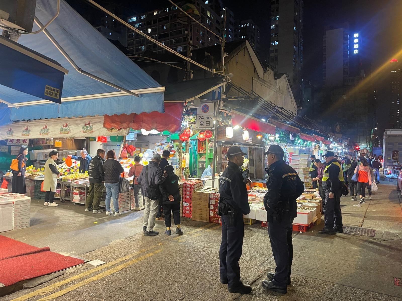 跨部門油麻地打擊阻街，向一車發「牛肉乾」。(警方圖片)