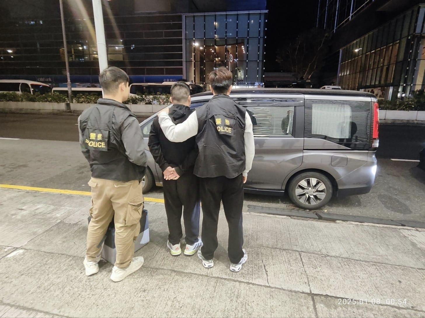 警方觀塘工廈檢5萬元大麻產品，33歲男被捕。(警方圖片)