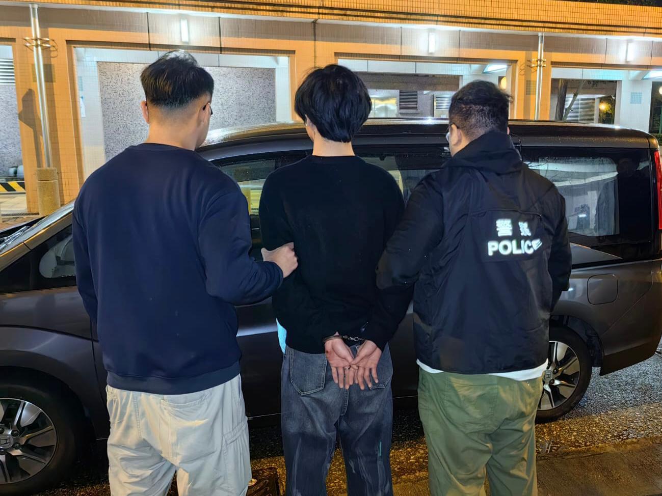 25歲販毒男司機涉嫌「販運危險藥物」、「阻礙警務人員執行職務」、「無牌駕駛」及「沒有第三者保險駕駛車輛」被捕。(警方圖片)